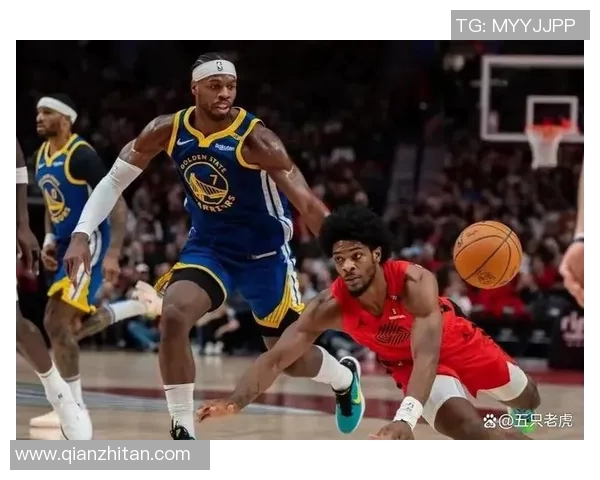 勇士与开拓者季后赛首战激战正酣双方争夺胜利的精彩瞬间回顾